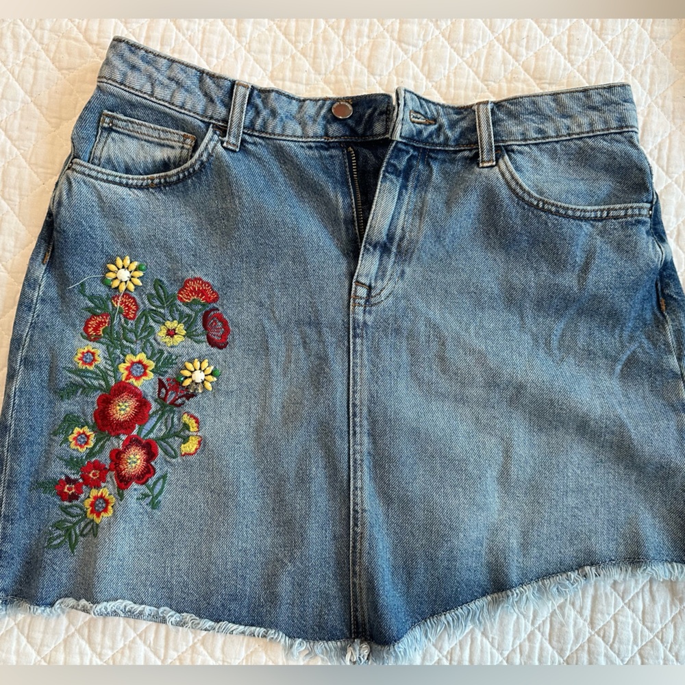 Zara Denim Skirt
Barely worn 
Great condition